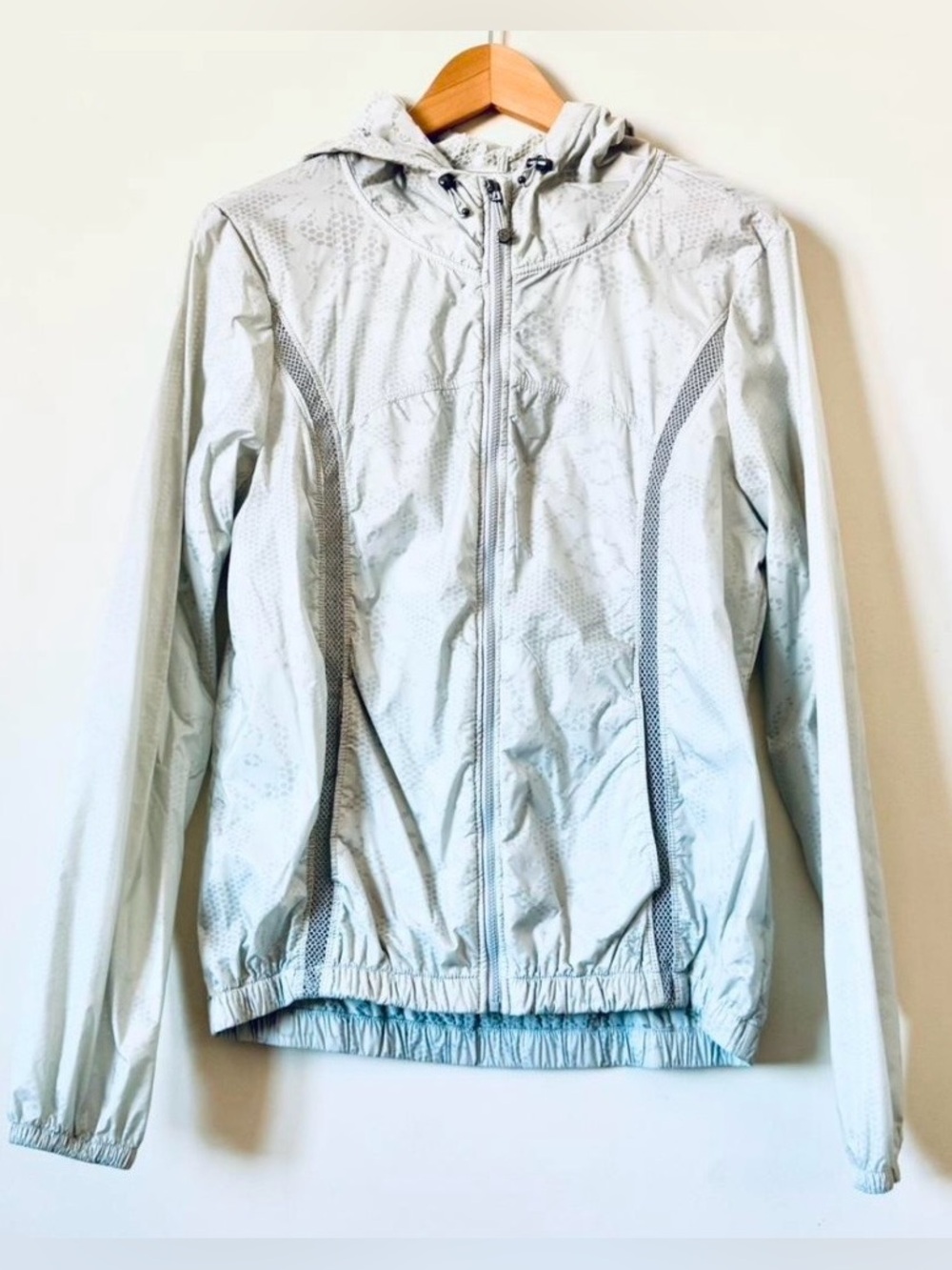 Betsy Johnson Performance Sz Small 100% Nylon Heated Gray Jacket Hood Pockets